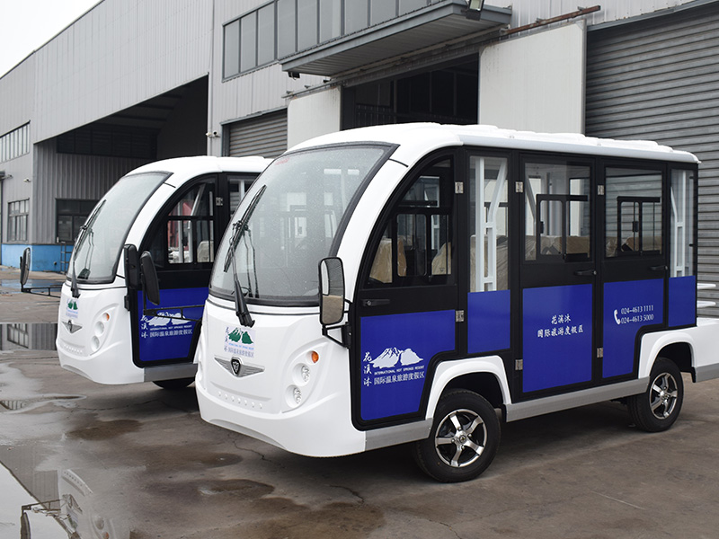 8座封闭电动观光车白蓝贴花