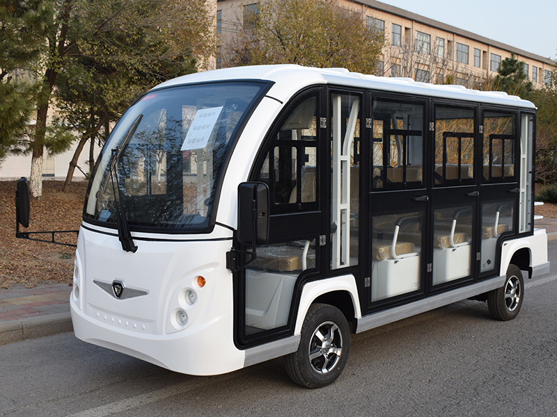 11座封闭电动观光车白色四排朝前