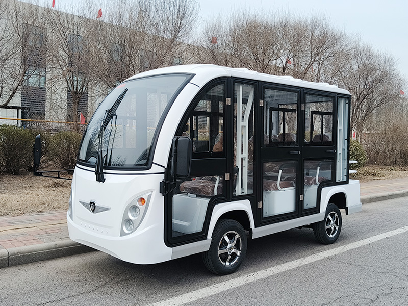 8座封闭观光车白色